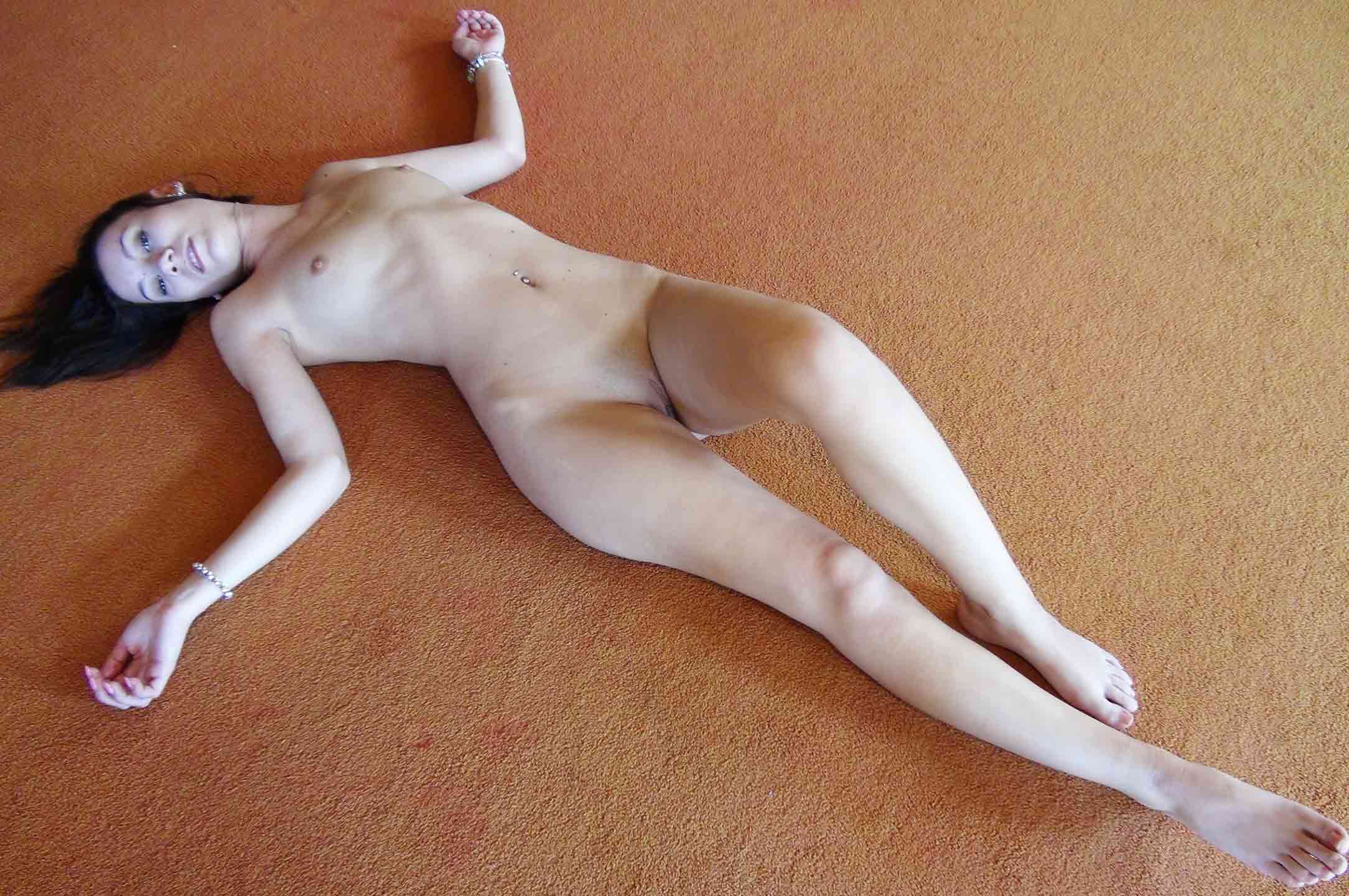 Images of naked girls: Dolce Far Niente 2 - Girl on carpet